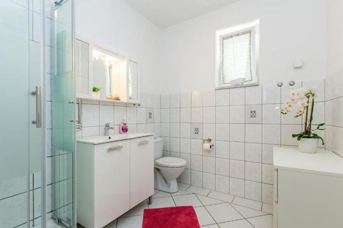 Image No.19-13 Bed Property for sale