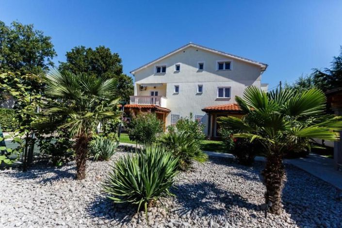 Image No.25-13 Bed Property for sale