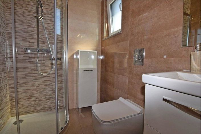 Image No.18-3 Bed Property for sale