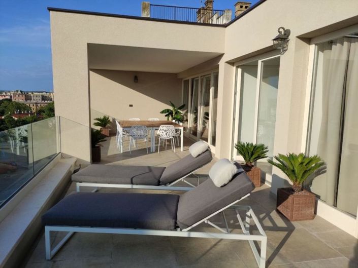 Image No.1-4 Bed Property for sale