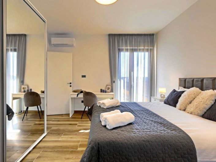 Image No.11-4 Bed Property for sale