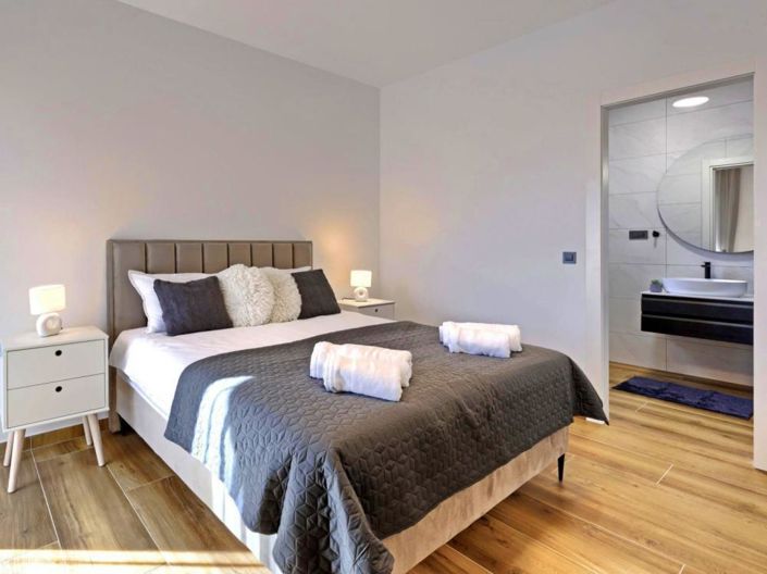 Image No.12-4 Bed Property for sale