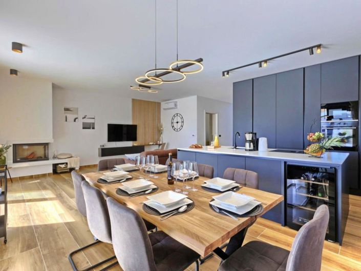 Image No.8-4 Bed Property for sale