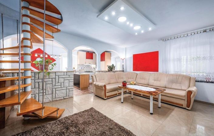 Image No.9-3 Bed Property for sale