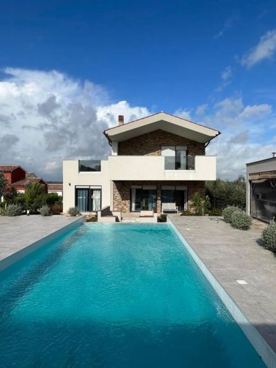 Image No.1-5 Bed Property for sale