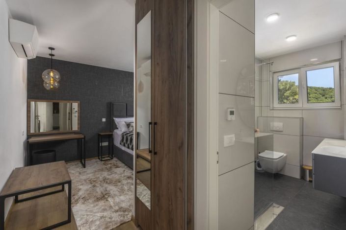 Image No.15-6 Bed Property for sale