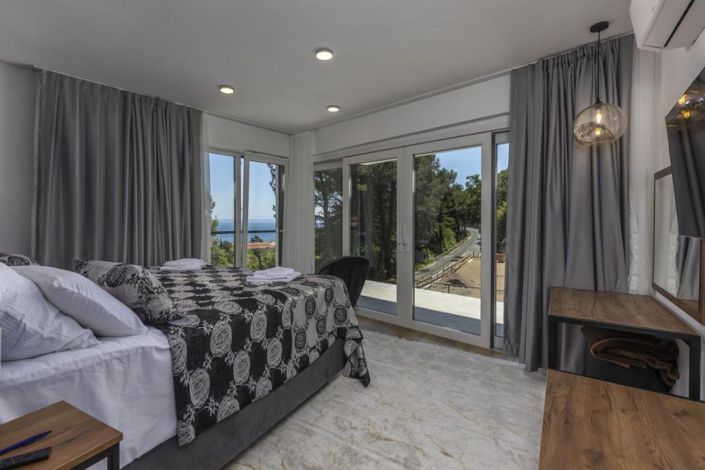 Image No.8-6 Bed Property for sale