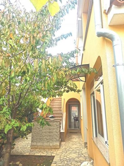 Image No.1-5 Bed Property for sale