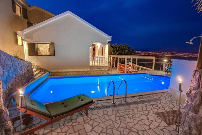 Image No.13-8 Bed Property for sale