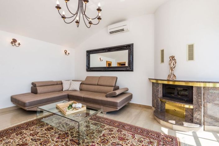 Image No.14-8 Bed Property for sale