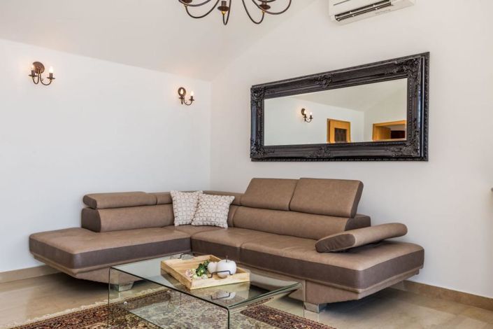 Image No.15-8 Bed Property for sale