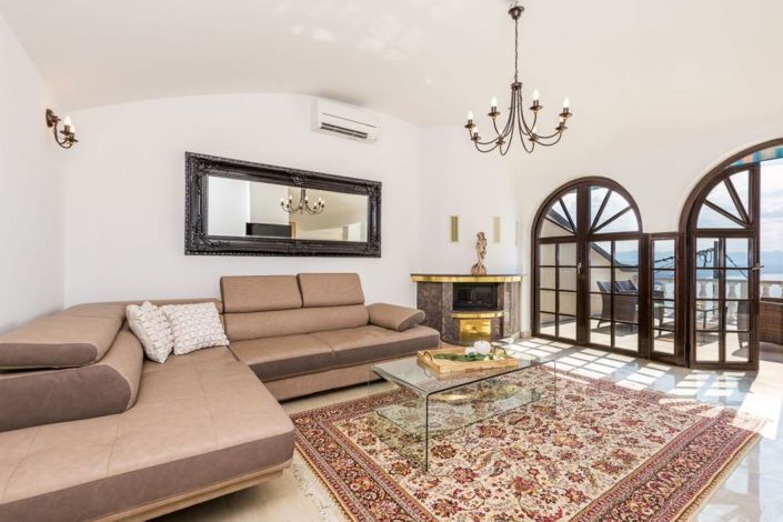 Image No.16-8 Bed Property for sale