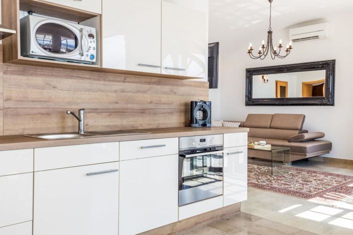 Image No.18-8 Bed Property for sale