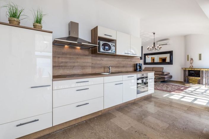 Image No.19-8 Bed Property for sale