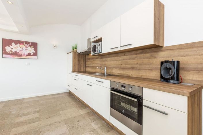 Image No.20-8 Bed Property for sale