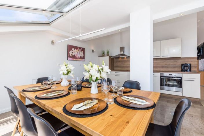 Image No.22-8 Bed Property for sale