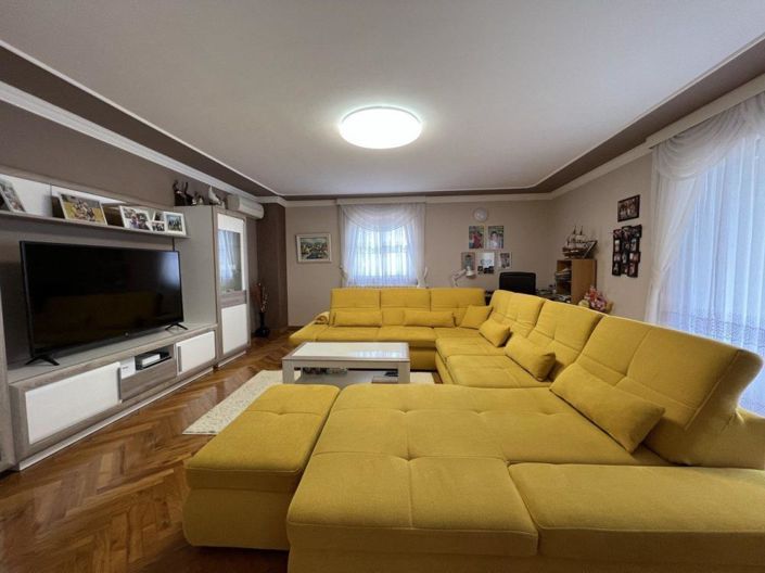 Image No.3-11 Bed Property for sale