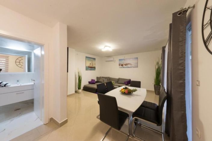 Image No.13-5 Bed Property for sale