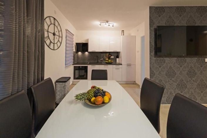 Image No.17-5 Bed Property for sale