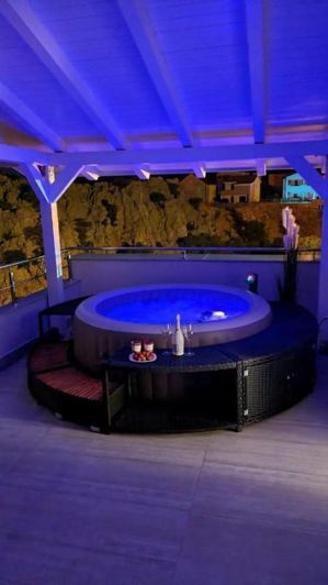 Image No.24-5 Bed Property for sale