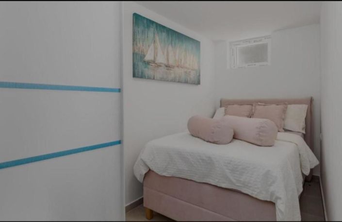 Image No.8-5 Bed Property for sale