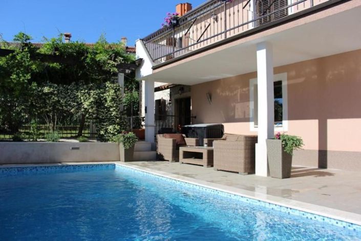 Image No.1-6 Bed Property for sale