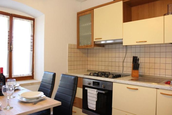 Image No.10-6 Bed Property for sale