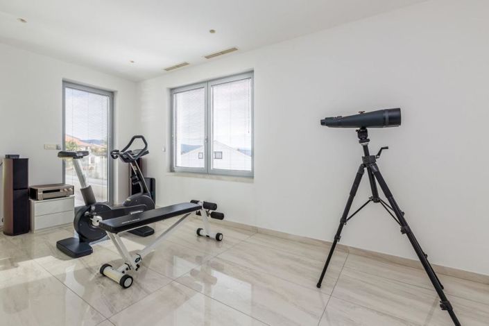 Image No.10-3 Bed Property for sale