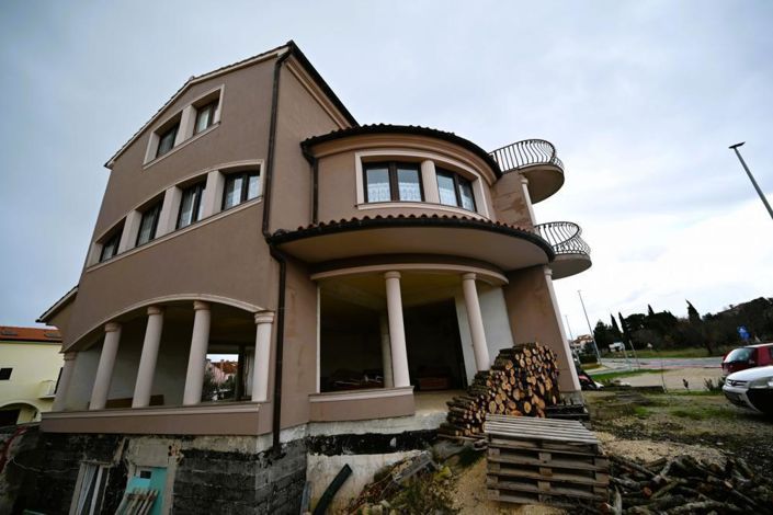 Image No.1-6 Bed Property for sale