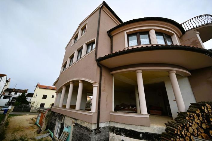 Image No.2-6 Bed Property for sale