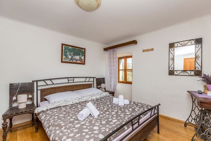 Image No.12-3 Bed Property for sale