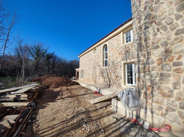 Image No.2-4 Bed Property for sale