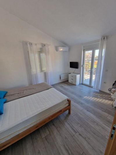 Image No.18-8 Bed Property for sale