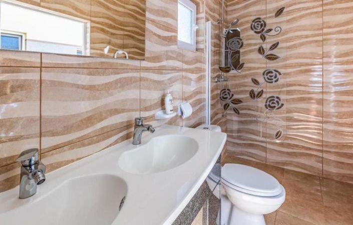 Image No.24-5 Bed Property for sale