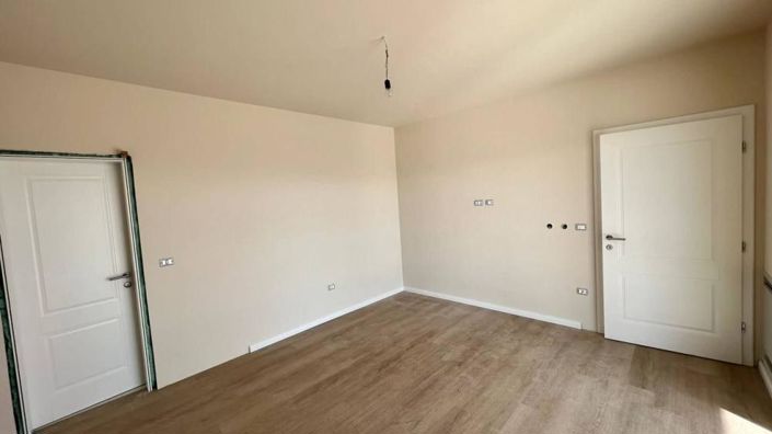 Image No.12-4 Bed Property for sale