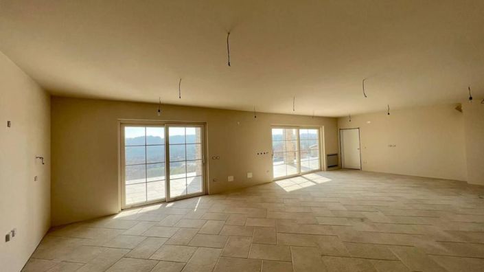 Image No.4-4 Bed Property for sale