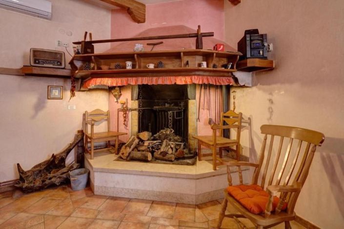 Image No.10-9 Bed Property for sale