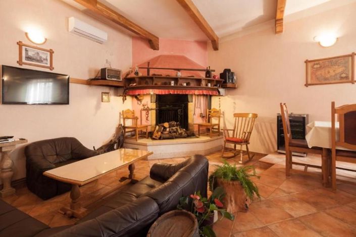 Image No.11-9 Bed Property for sale