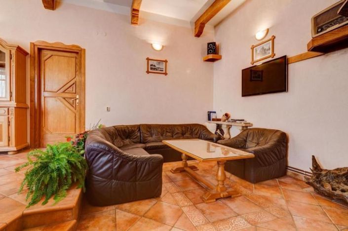 Image No.12-9 Bed Property for sale