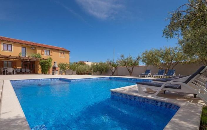 Image No.2-9 Bed Property for sale