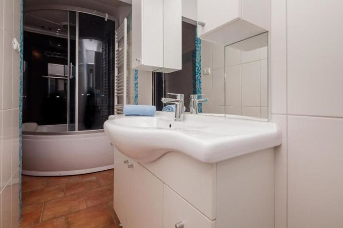 Image No.21-9 Bed Property for sale