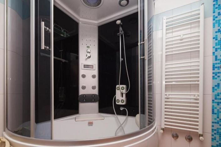 Image No.22-9 Bed Property for sale