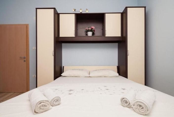 Image No.24-9 Bed Property for sale