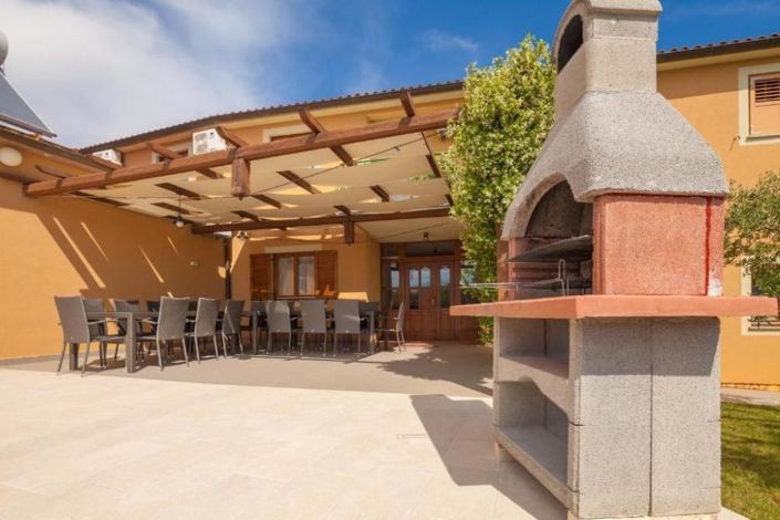 Image No.6-9 Bed Property for sale