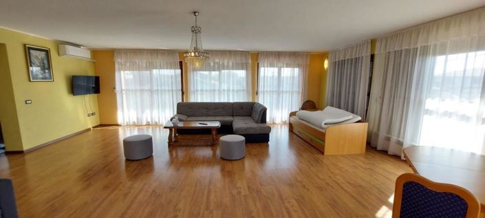 Image No.1-5 Bed Property for sale
