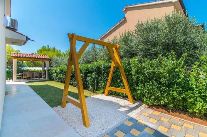 Image No.8-3 Bed Property for sale