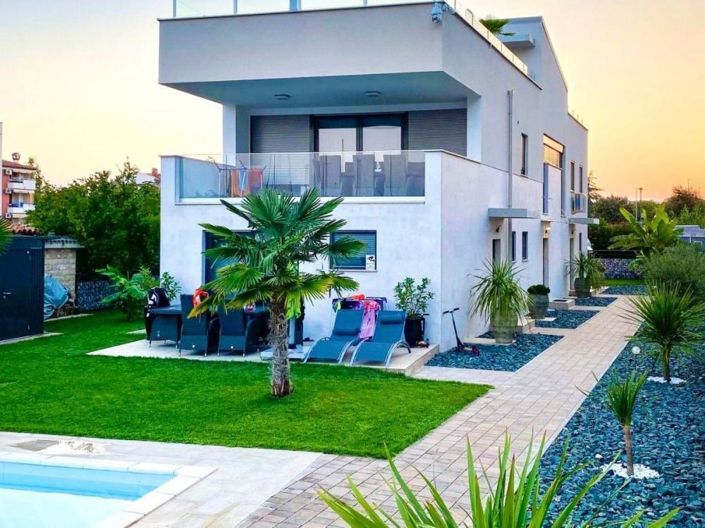 Image No.1-5 Bed Property for sale