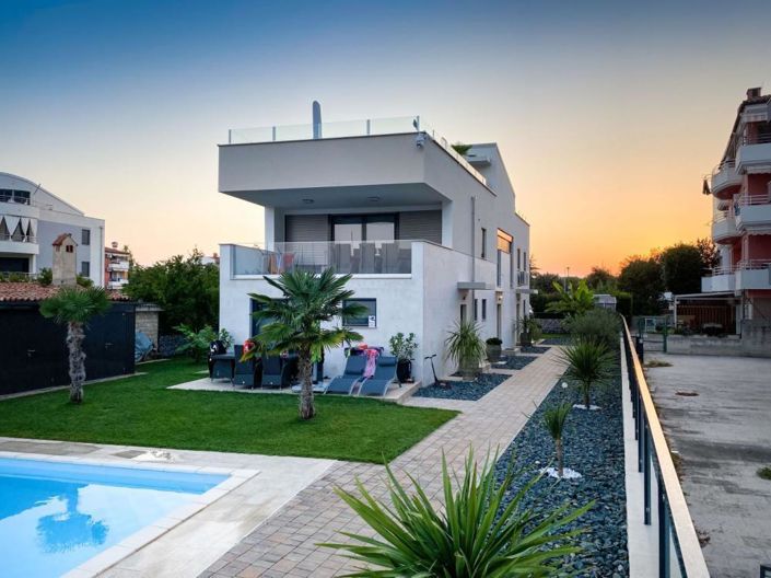 Image No.11-5 Bed Property for sale