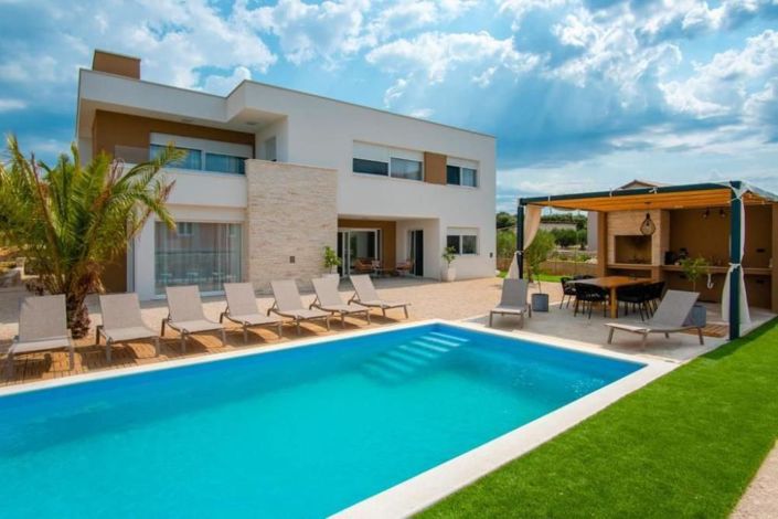 Image No.1-5 Bed Property for sale