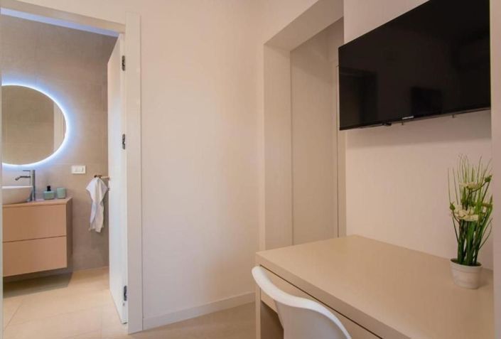 Image No.16-5 Bed Property for sale